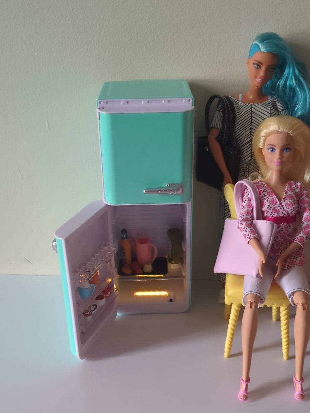 lot of 4 Articulated Barbies dolls and Mini Fridge Accessory - Picture 14 of 16